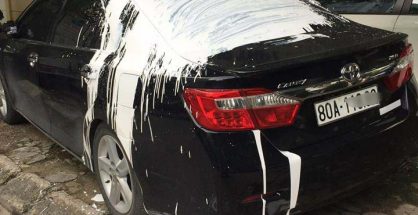 Hình ảnh chiếc xe ô tô bị hất sơn trắng