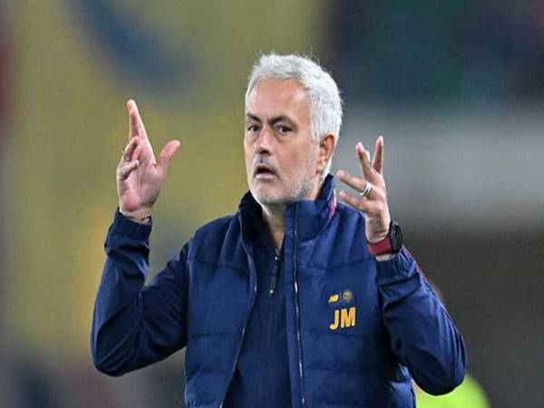 Tin AS Roma 1/11: HLV Mourinho khen ngợi đối thủ Hellas Verona