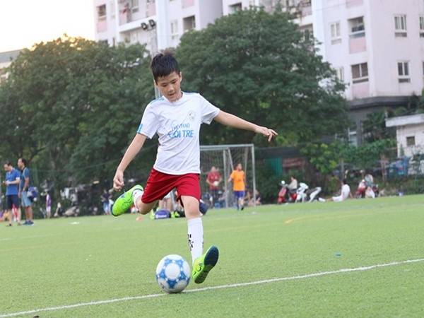 Những lưu ý về kỹ thuật sút bóng sân cỏ nhân tạo