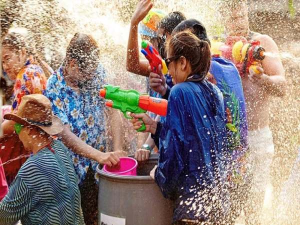 Lễ hội té nước Đà Nẵng đậm chất văn hóa Thái Lan Lễ hội té nước Đà Nẵng đậm chất văn hóa Thái Lan