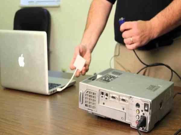 Kết nối máy tính với máy chiếu thông qua cáp HDMI Kết nối máy tính với máy chiếu thông qua cáp HDMI