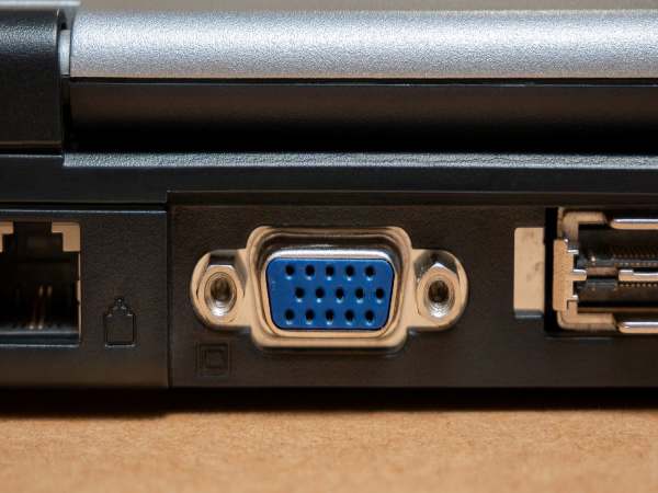 Cách kết nối máy tính sang tivi qua cổng VGA