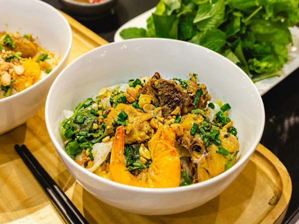 Cơm Hến là đặc sản k thể thiếu ở Huế