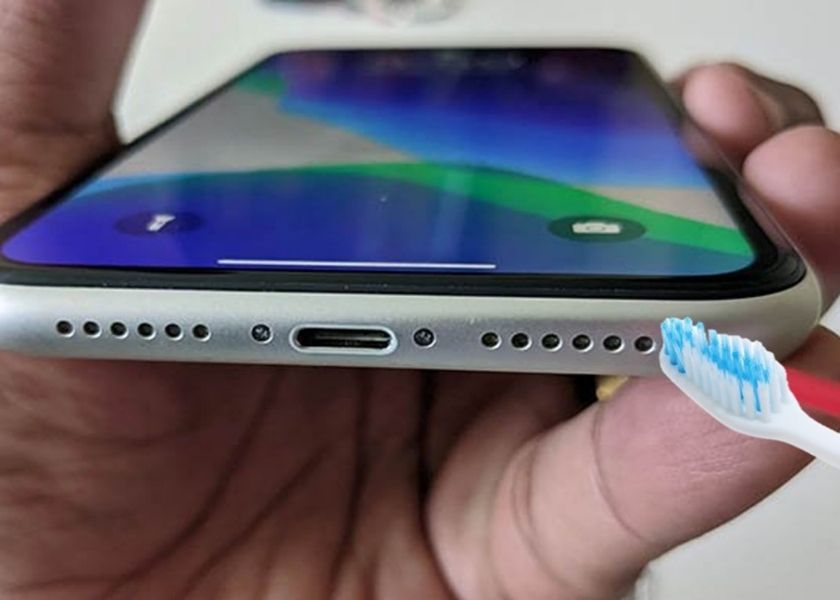 Vệ sinh loa điện thoại fix điện thoại không nghe được âm thanh