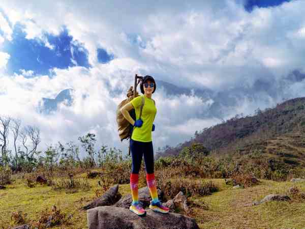 Mặc đồ gì đi trekking để hỗ trợ di chuyển – Quần áo