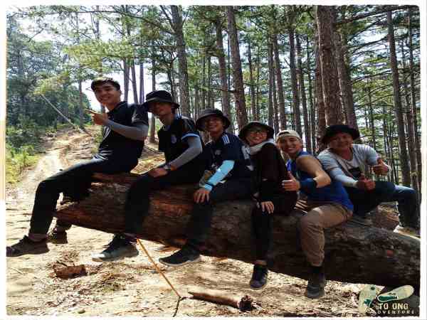 Mặc đồ gì đi trekking để bảo vệ đôi chân – Giày, dép