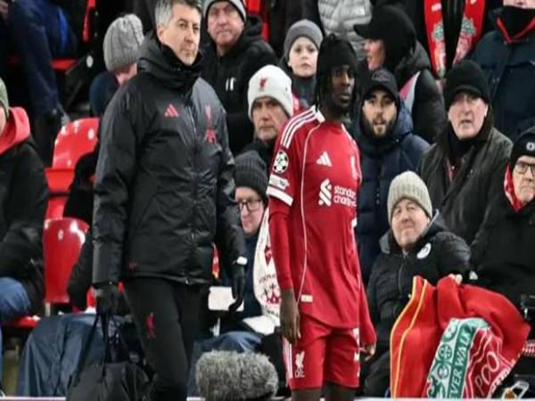 HLV Arne Slot đau đầu với bài toán hậu vệ phải