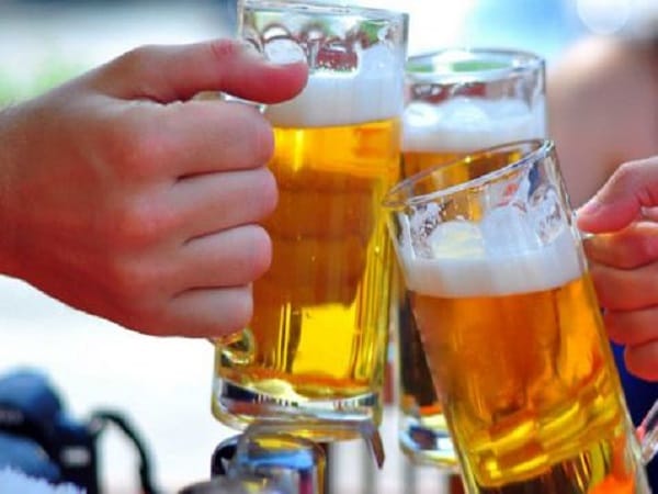 Giải mã chi tiết các giấc mơ thấy uống bia báo điềm gì?