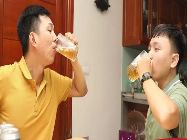 Mộng thấy uống bia với người lạ